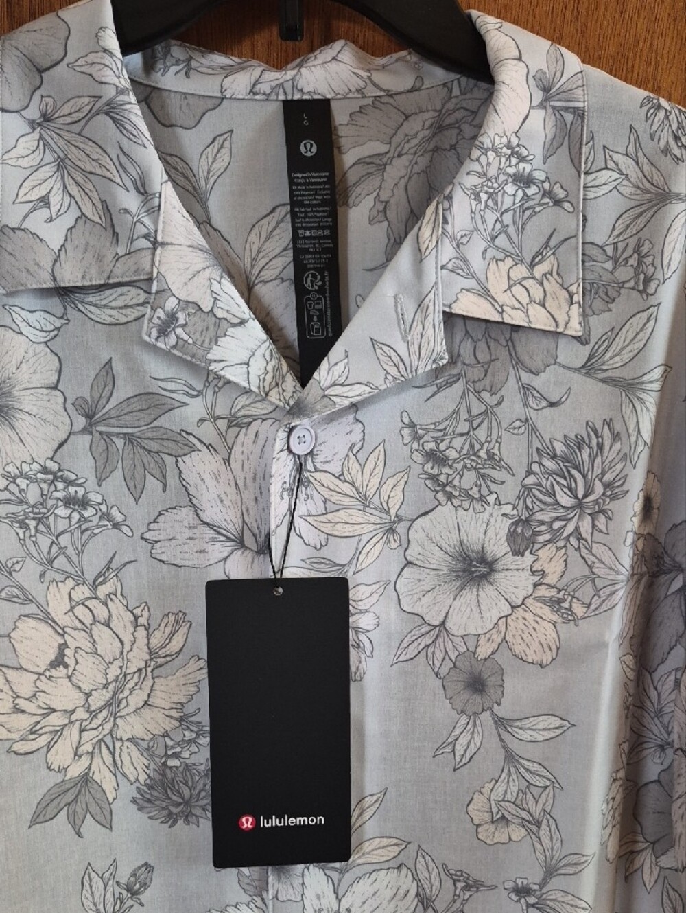 lululemon athletica Men’s Light Gray Floral Camp Shirt Large New! - Picture 2 of 5